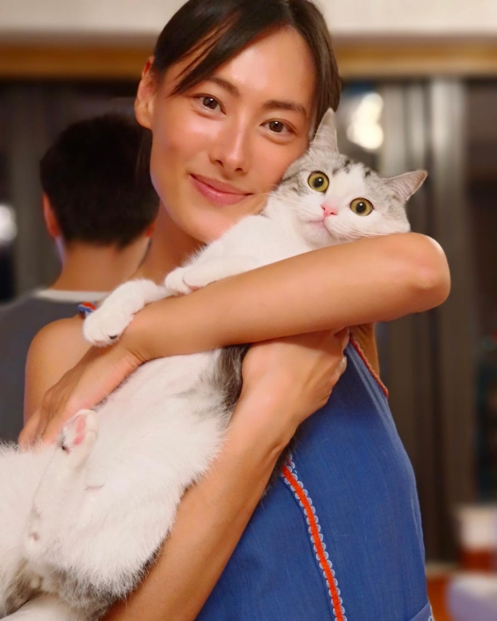 從梁洛施公開嘅相片中可見一個神秘男子嘅背影，有網民猜測係梁洛施現年13歲嘅大仔李長治。