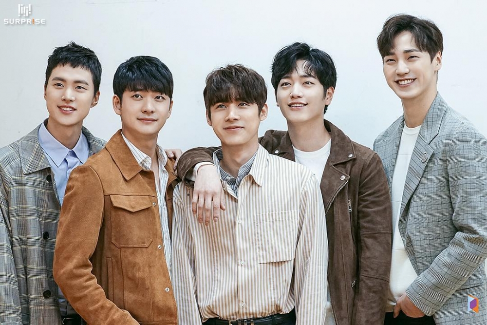 姜泰伍與徐康俊、孔明、李泰奐及唯一，以演員男團「5urprise」正式出道。