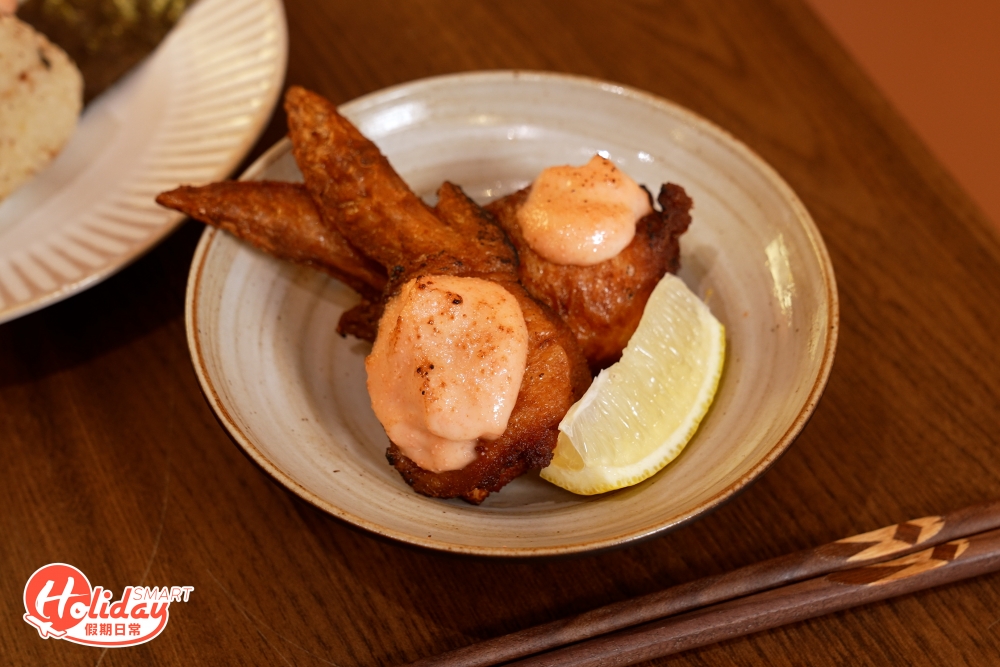 明太子雞翼表面鋪上濃郁明太子醬，食落香口帶微辣，加入檸檬汁更惹味，不論是食器或食物擺盤都看得出是心機之作。
