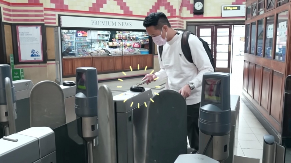 片中Jason都係用卡搭地鐵而唔係現金買嘅車飛