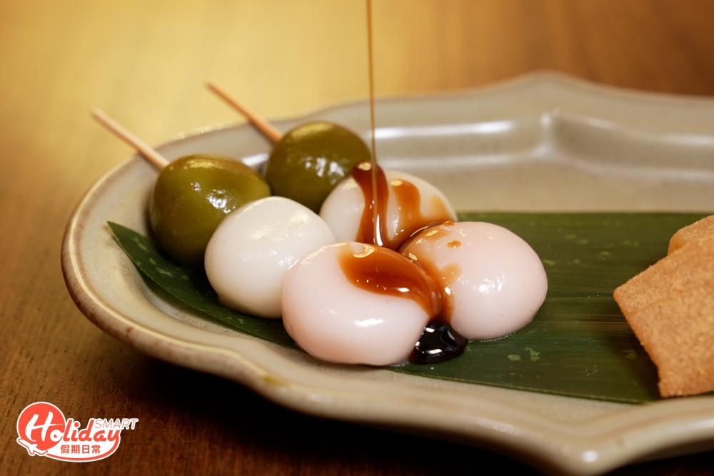 三色丸子配蕨餅在外面日本Cafe相對少見，丸子口感煙靭，淋上黑糖漿同食甜度剛好。