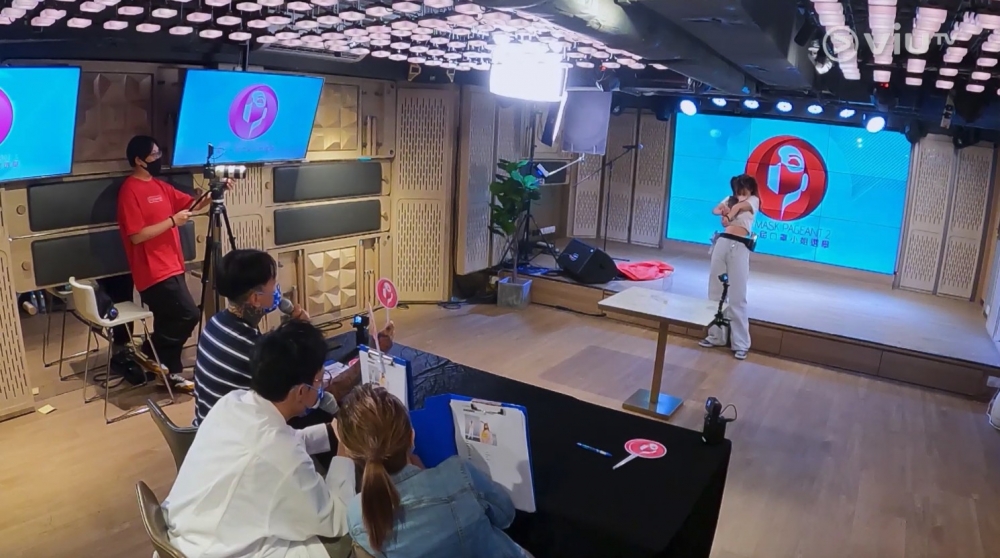 佢選擇以表演彈橡筋作為表演項目