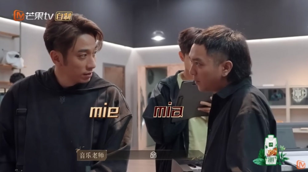 張峻寧學得好好,但吳卓羲進度就無咁快,講到自己都一頭霧水