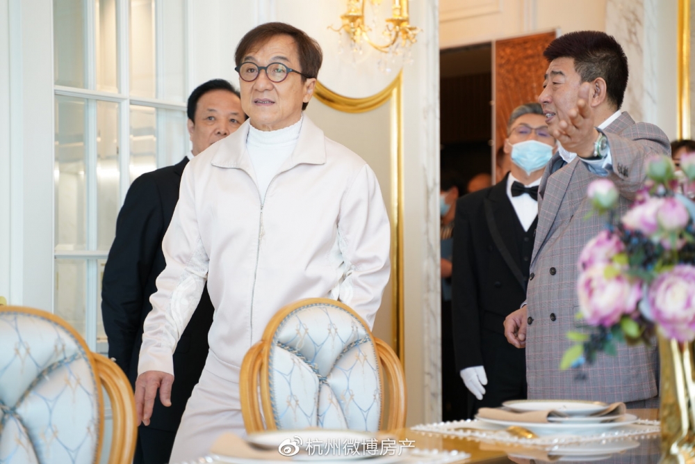 成龍喺影壇地位舉足輕重,佢現身收樓,簽名、影相等由樓盤集團董事長全程陪同