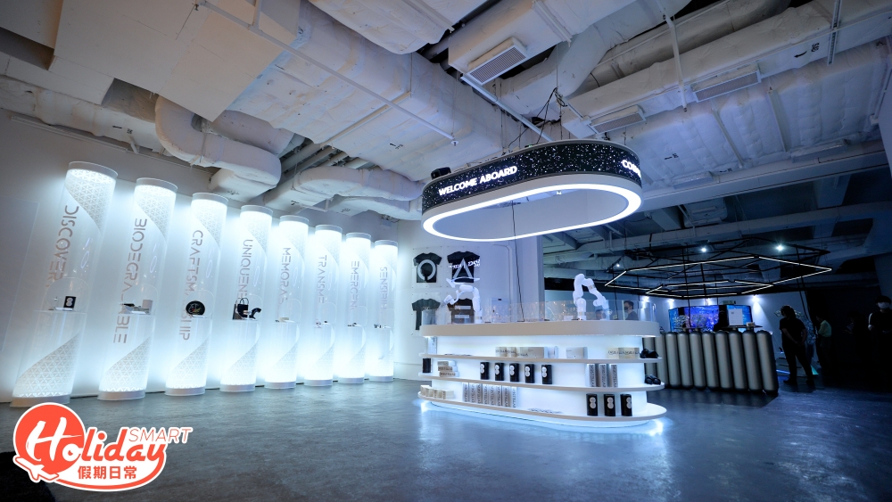 由本地新媒體藝術團隊XCEPT 創造的太空宇宙體驗館Orbstellar Metaspace 闊別一年再度歸來,由8月12日至10月9日期間將會強勢登陸金鐘太古廣場,今年規模比去年更大,設有體驗區和免費入場的精品區,揉合藝術與創新科技的宇宙藝術裝置,利用沉浸式讓大家探索神秘的宇宙。