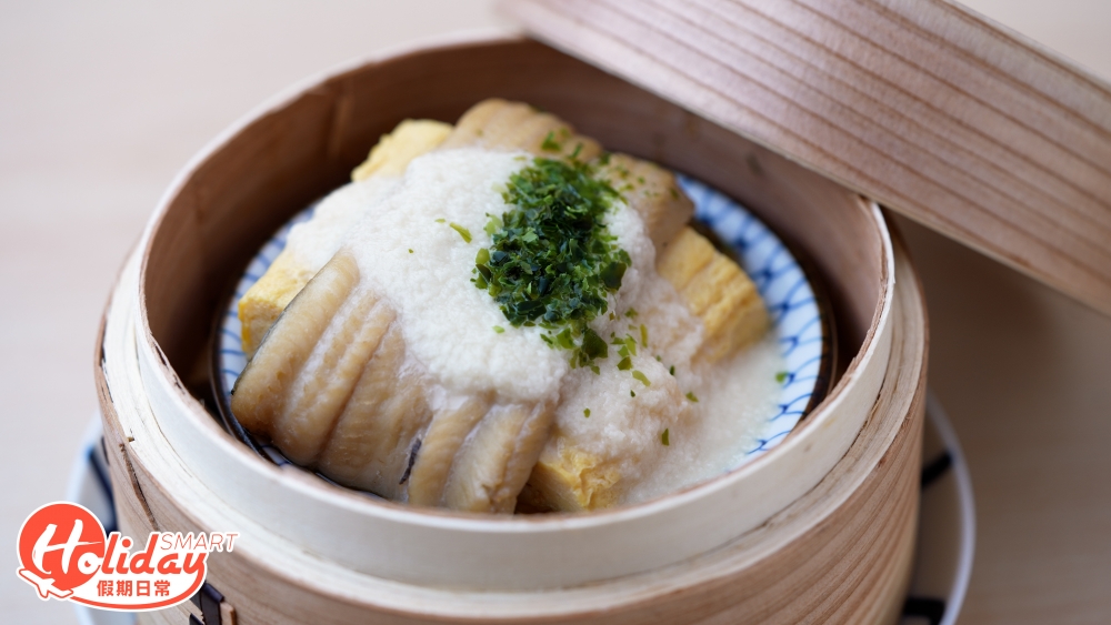 新店特意推岀香港限定菜式—霧鎖玉龍藏仙山及蒸鮟鱇魚肝拌關東煮蘿蔔，以港式的點心蒸籠盛載著和風食材。