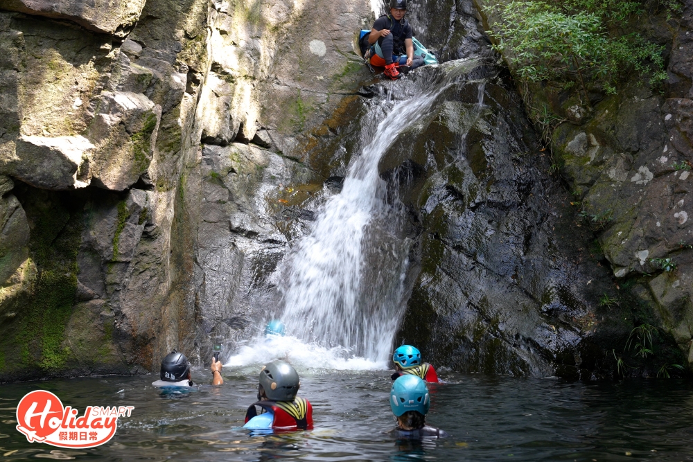 除了刺激的瀑布溪降外，還有好像樂園水滑梯一樣的天然滑梯，隨著水流滑下，以超快速滑入水潭之中，連面對溪降比較「淆底」的記者都認為沒有難度，刺激程度較低又好玩！