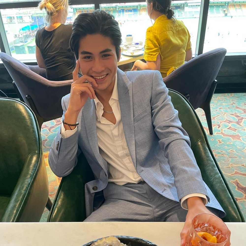 Thomas係一位港英混血兒。