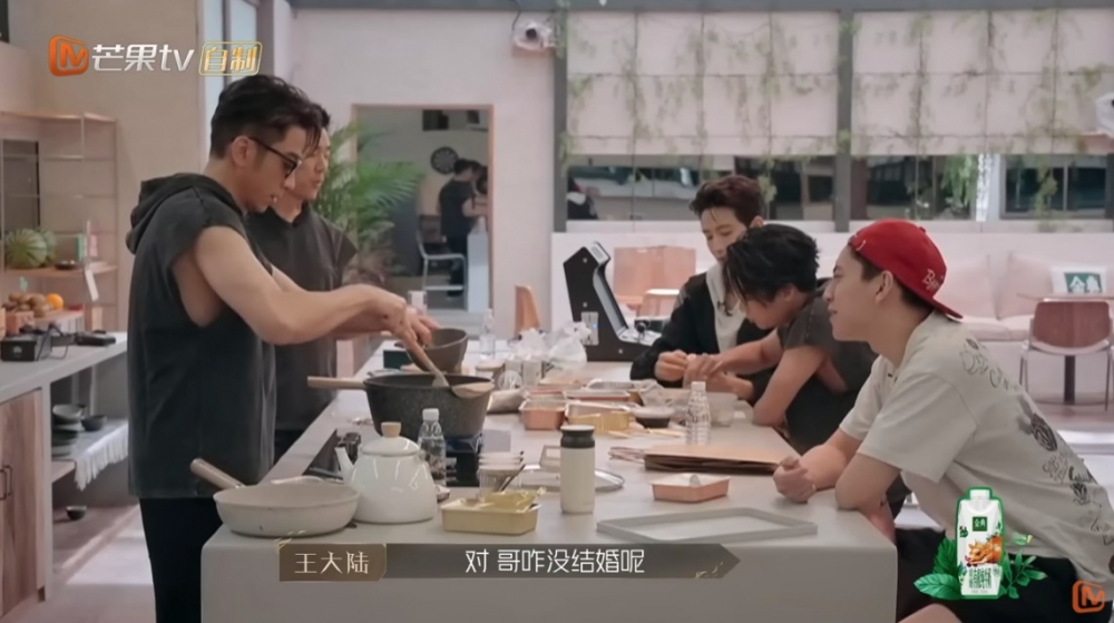 王大陸問佢點解到依家都仲未結婚,吳卓羲表示:「沒人要。」