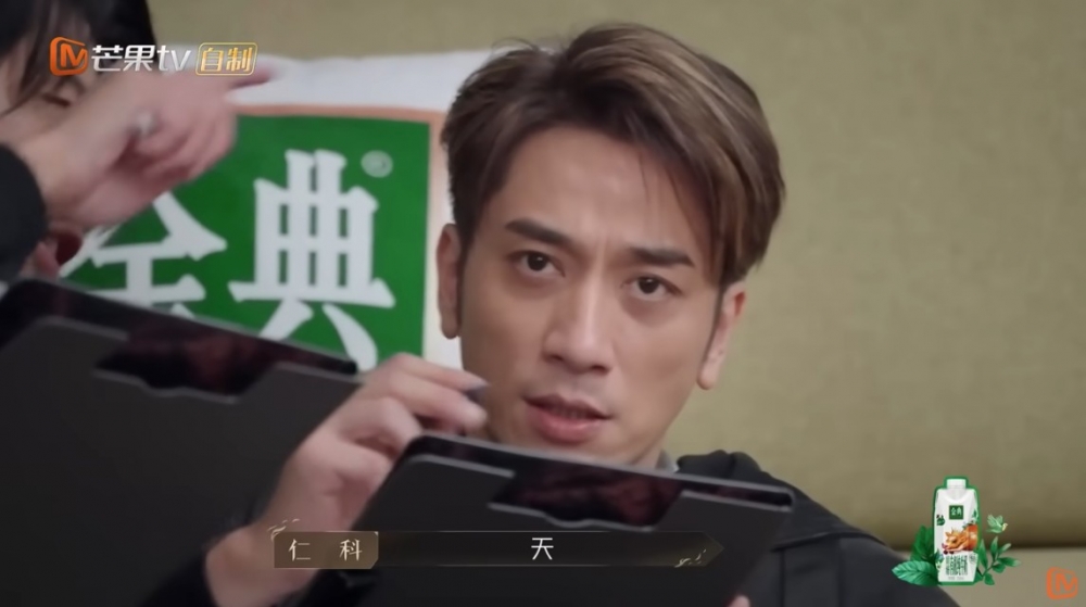 吳卓羲學閩南話表情迷惘