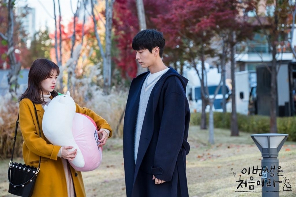 王先生承認自己一直同小霞保持婚外戀關係，兩人交往期間，王先生曾送車送樓畀小霞。