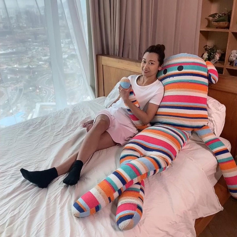 雖然呢張相睇落比上一張白少少，不過網民認為佢膚色的確黑咗！