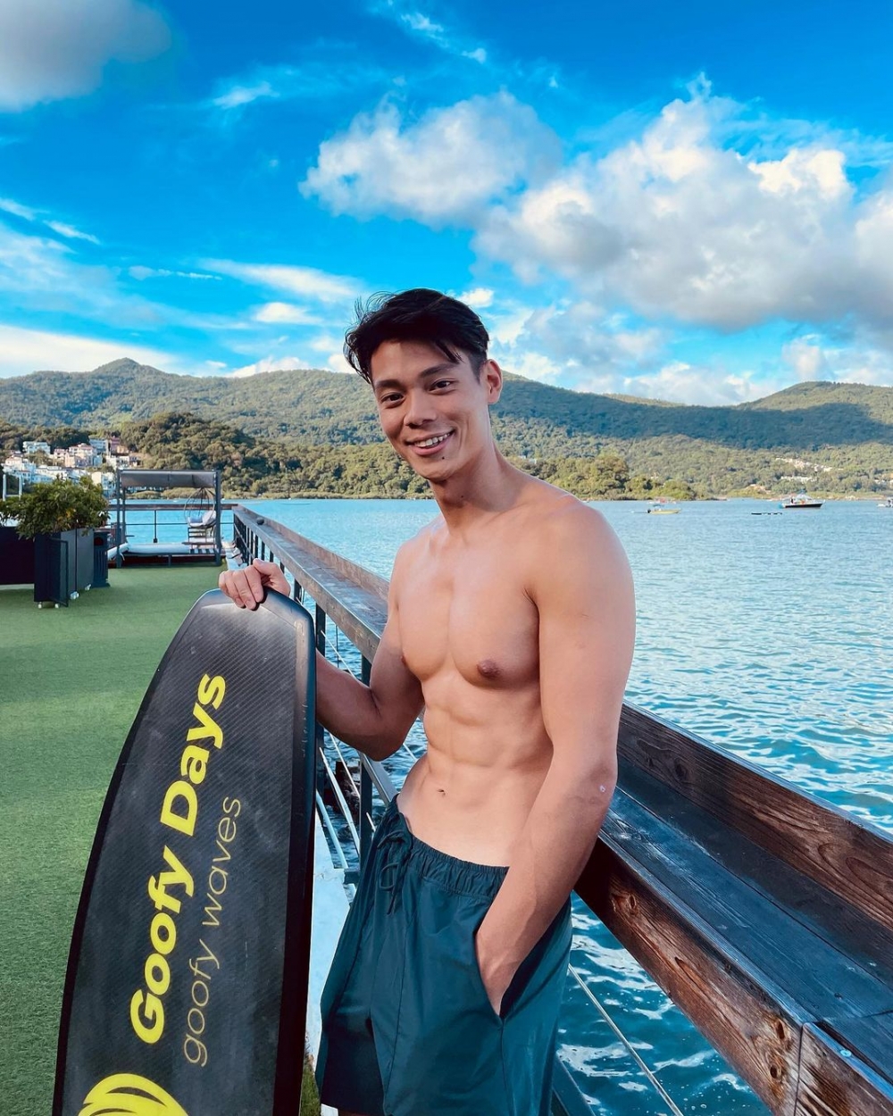 擁有超Fit身材的Cyrus係一名健身教練！