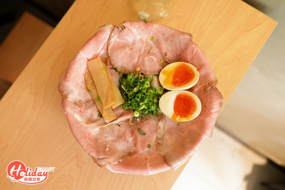 最受歡迎是每日限量發售「真．叉燒拉麵 」，每碗會配上筍、蔥和原粒半熟溏心蛋，6片叉燒鋪滿碗邊，上枱時賣相夠澎湃，所謂的「真．叉燒」其實是用上真空低溫慢煮的方法烹調，顏色比較粉嫩且油脂相間，口感比普通叉燒嫩滑，食落肉質軟腍且鹹香十足。