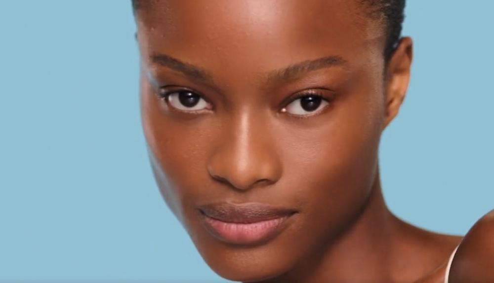 並邀請咗黑人女性、白人女性以及亞洲女生作為模特兒