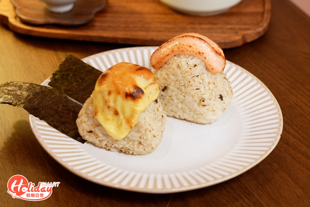 小食推介其自家製日式飯團，飯團兩面塗上醬油再烤至焦香微脆，分別是明太子和芝士口味，表面再以火槍炙燒令其更香口惹味。