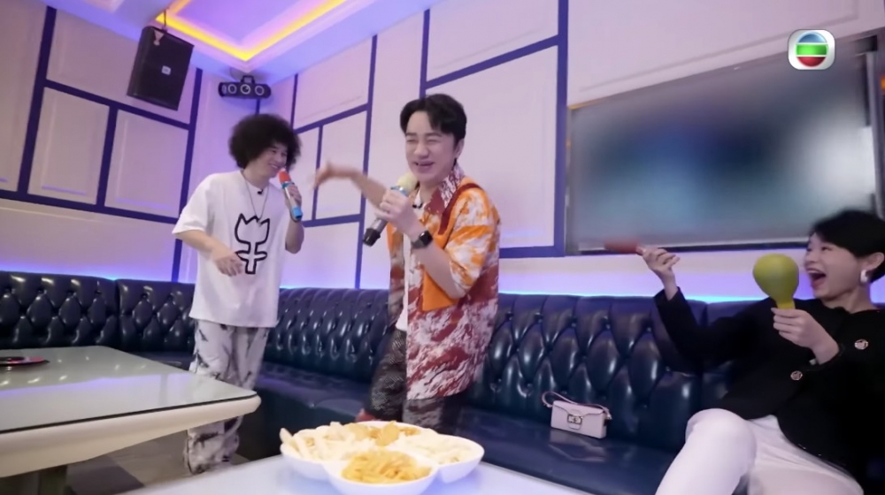 唱唱下Mike更驚喜現身K房同佢哋一齊唱！