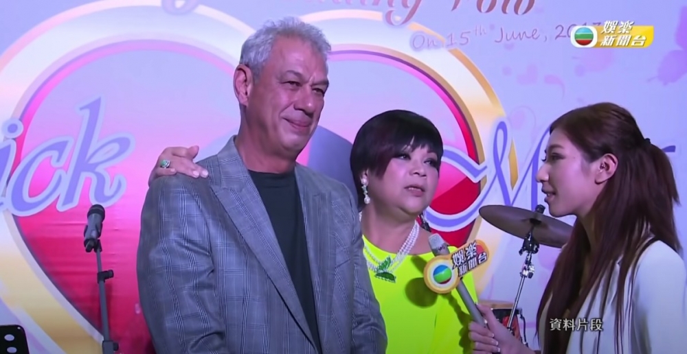 肥媽喺1999年與Rick再婚，二人結婚多年都依然超恩愛～