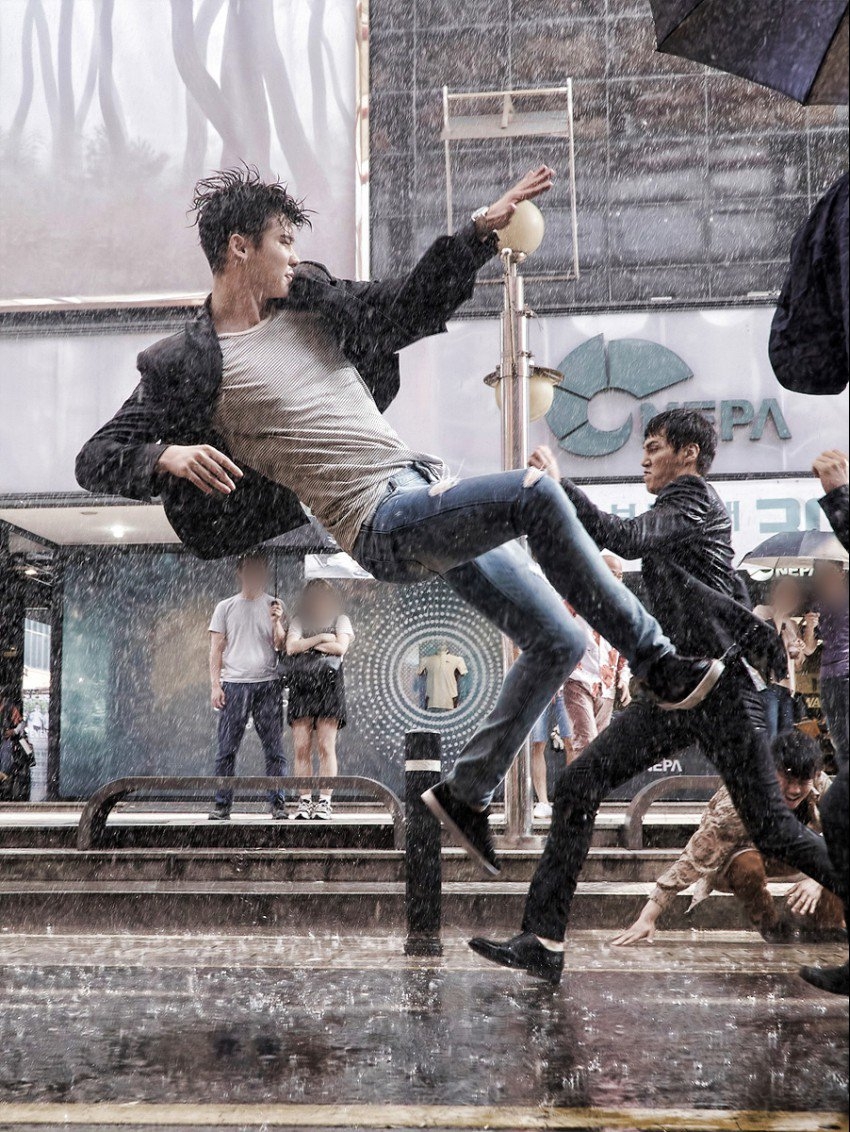 李鍾碩在《W-兩個世界》有精彩的動作場面~