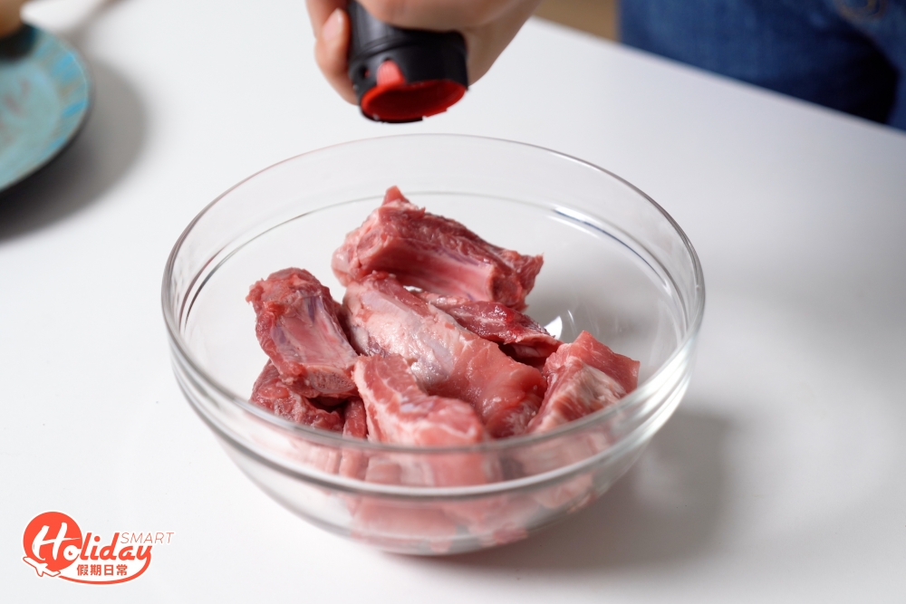 首先將適量鹽和1/2湯匙的紹興酒倒入豬肋骨,再將其攪拌均勻並醃制大約30分鐘!
