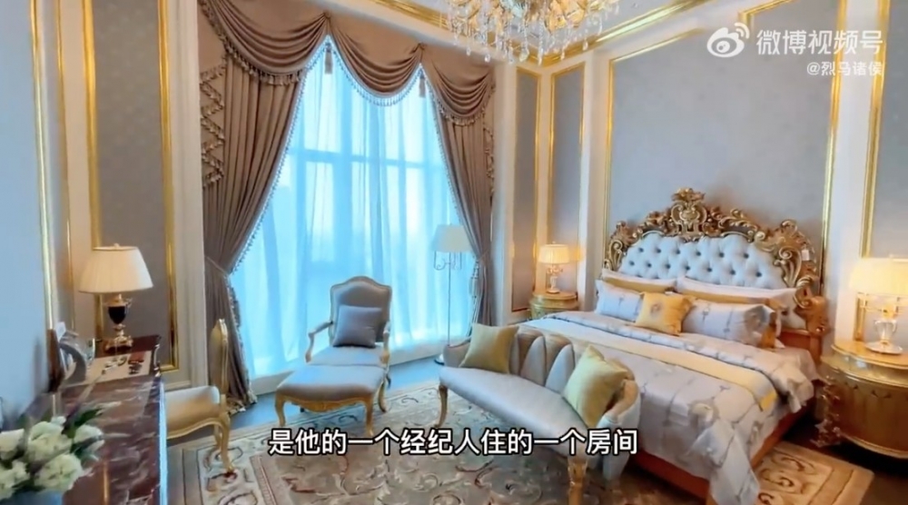 成龍特意安排一間客房畀佢嘅經理人,同樣配有廁所同衣帽間。