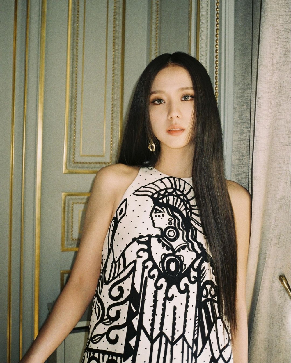 「人間Dior」Jisoo。