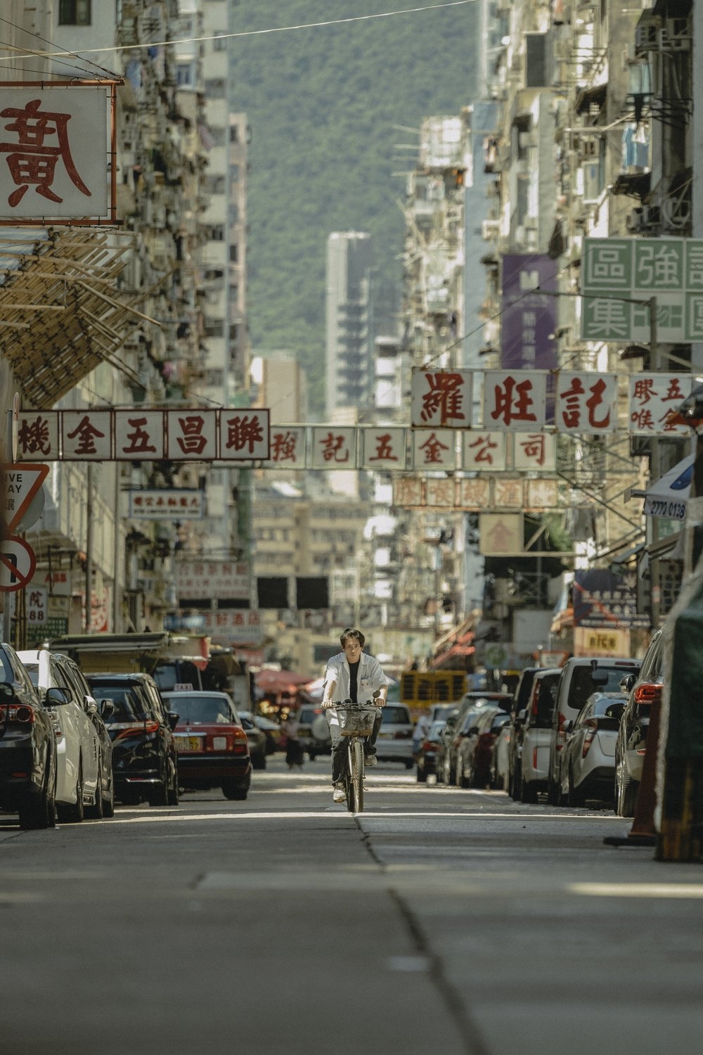 姜濤踩單車送外賣的場景位於廣東道的五金街！