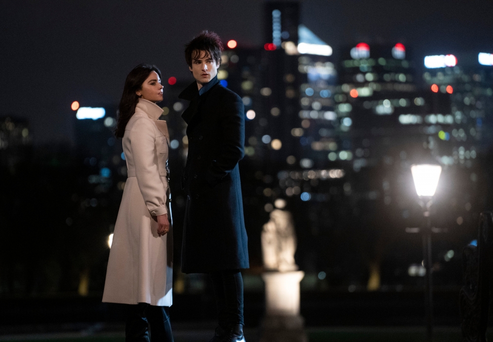 《睡魔》影集中的「魔間行者」同樣設定為女人,是《魔間行者》中「John Constantine」的祖先。