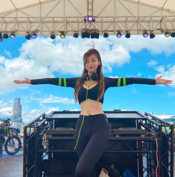 最近佢似乎轉型做埋打碟DJ！