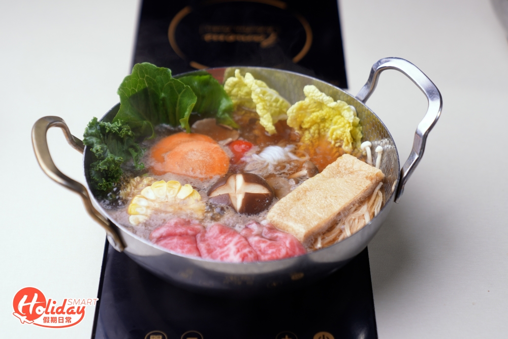 之後只需按喜好加入其他配菜，蔬菜的種類及份量也很豐富，有齊壽喜燒常見的冬菇、金菇、娃娃菜和日式蟹柳等，其蝦滑爽口彈牙帶麻油香，味道有驚喜，最後再以抹茶蕨餅畫上完滿句號。