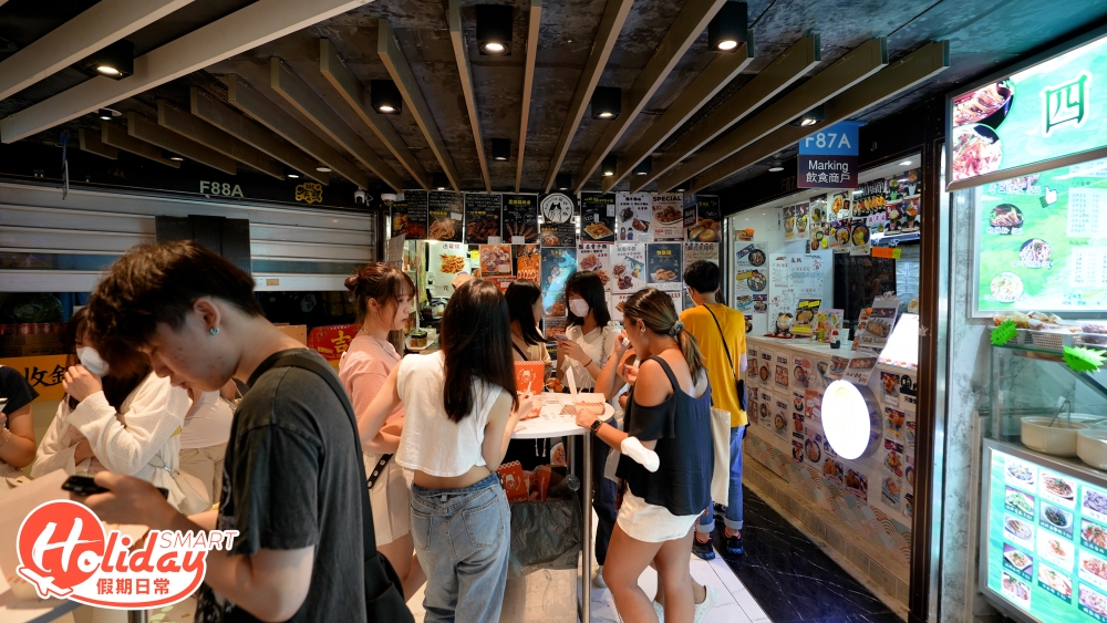 自從旺角中心設立「美食區」後,如今旺中已經變成美食集中地之一,受歡迎程度直逼葵芳葵涌廣場,出名狹窄的旺中,單計小食店已經接近有20間,主要集中在1樓及2樓,大部分以外賣型式為主,款式多樣化,港式、台式、日式小食均囊括其中。