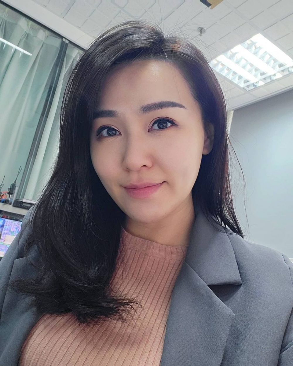 黃穎君嘗試應徵一年制嘅民政事務局媒體主任，獲聘後就離巢