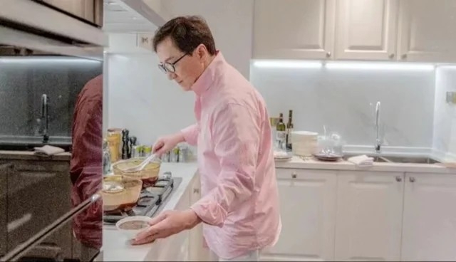 入伙當日成龍更親自下廚