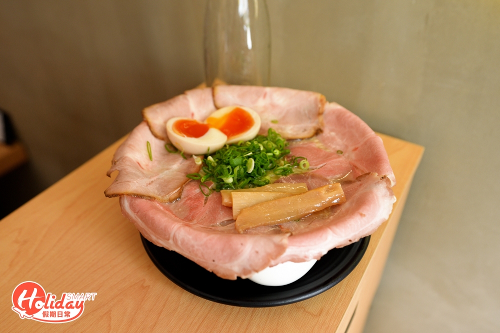 想一次過試勻店內兩款叉燒，可以選擇「丸京拉麵」，每碗除了有有3片慢煮的叉燒外，還有3片火炙叉燒，燶邊的火炙叉燒帶微微的煙燻香氣，肥瘦均勻肉質較結實，兩款叉燒都各有特色，而麵底偏幼身，雖然軟硬度固定，但夠煙韌彈牙，不會帶好重鹼水味，而且做到掛湯效果。