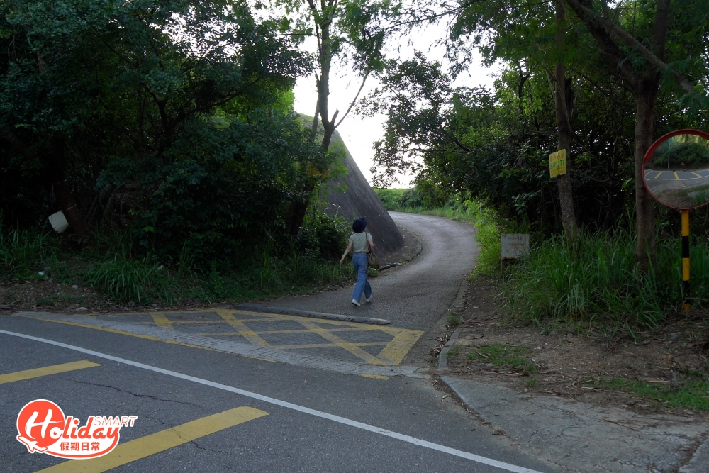 要留意以下路口上斜路,走過一段樓梯後,便會到達馬草壟麥景陶警崗。