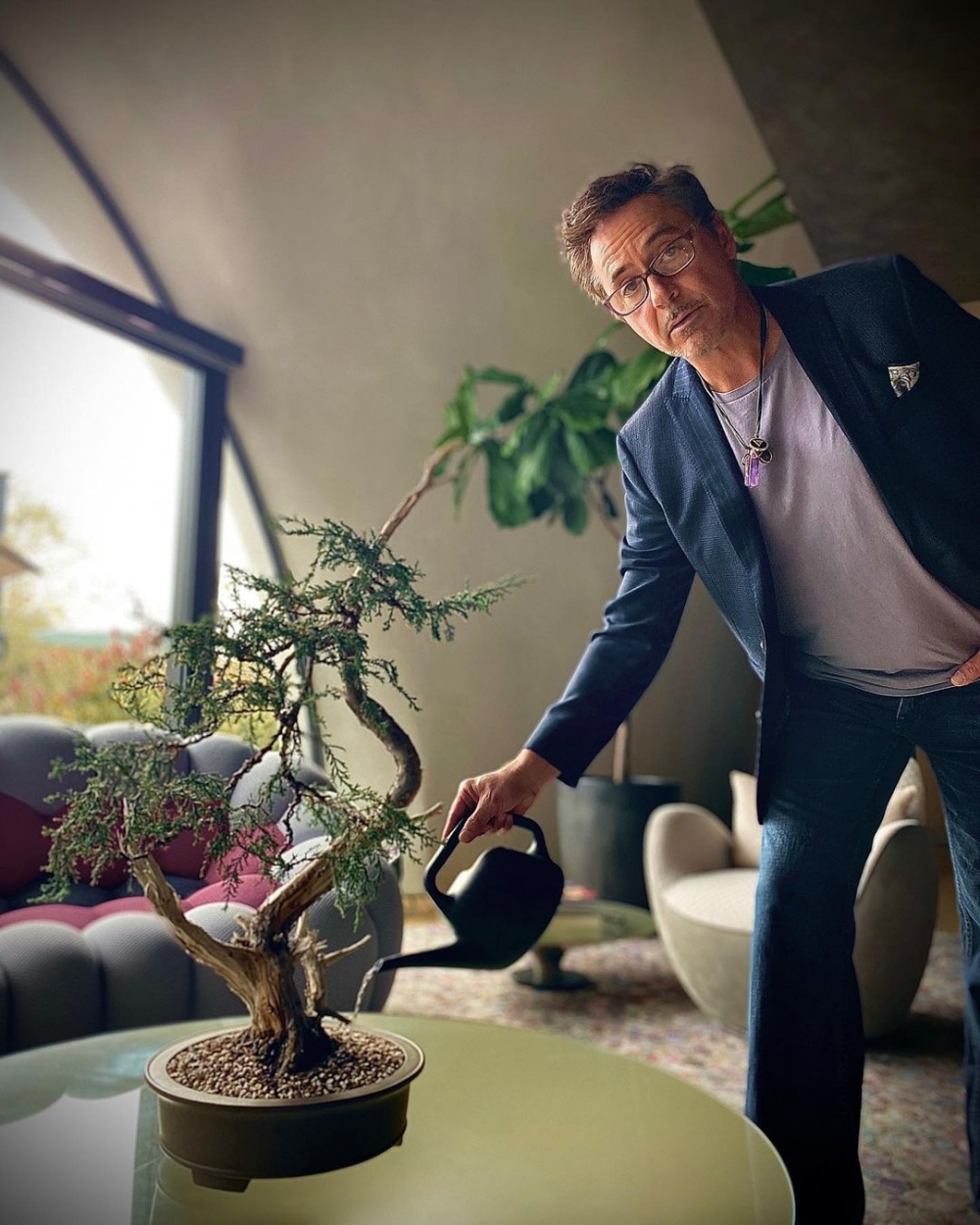 Robert Downey Jr.因為自己曾經歷過醜聞及低潮期，所以多年來一直默默但積極幫助落難的明星朋友~