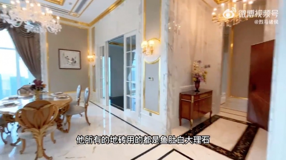 地磚、牆面均用魚肚白大理石製作