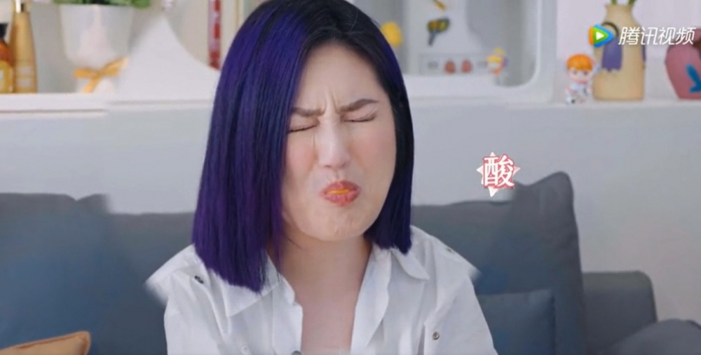 楊千嬅玩遊戲輸咗，要食檸檬！