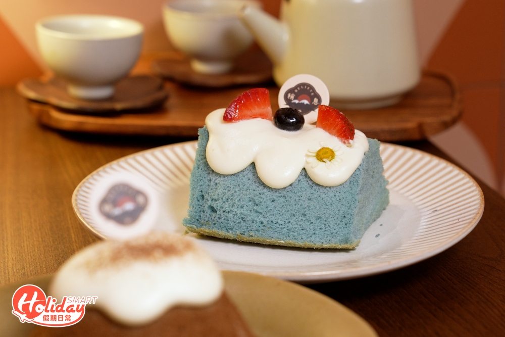 甜品更是店舖的強項，必食推介有「蝶豆花海鹽芝士戚風蛋糕」和「焙茶麻糬山峰蛋糕」，兩者均以麻糬做餡，前者加入蝶豆花令蛋糕呈淺藍色，配搭帶鹹香的海鹽芝士奶蓋，口感豐富。