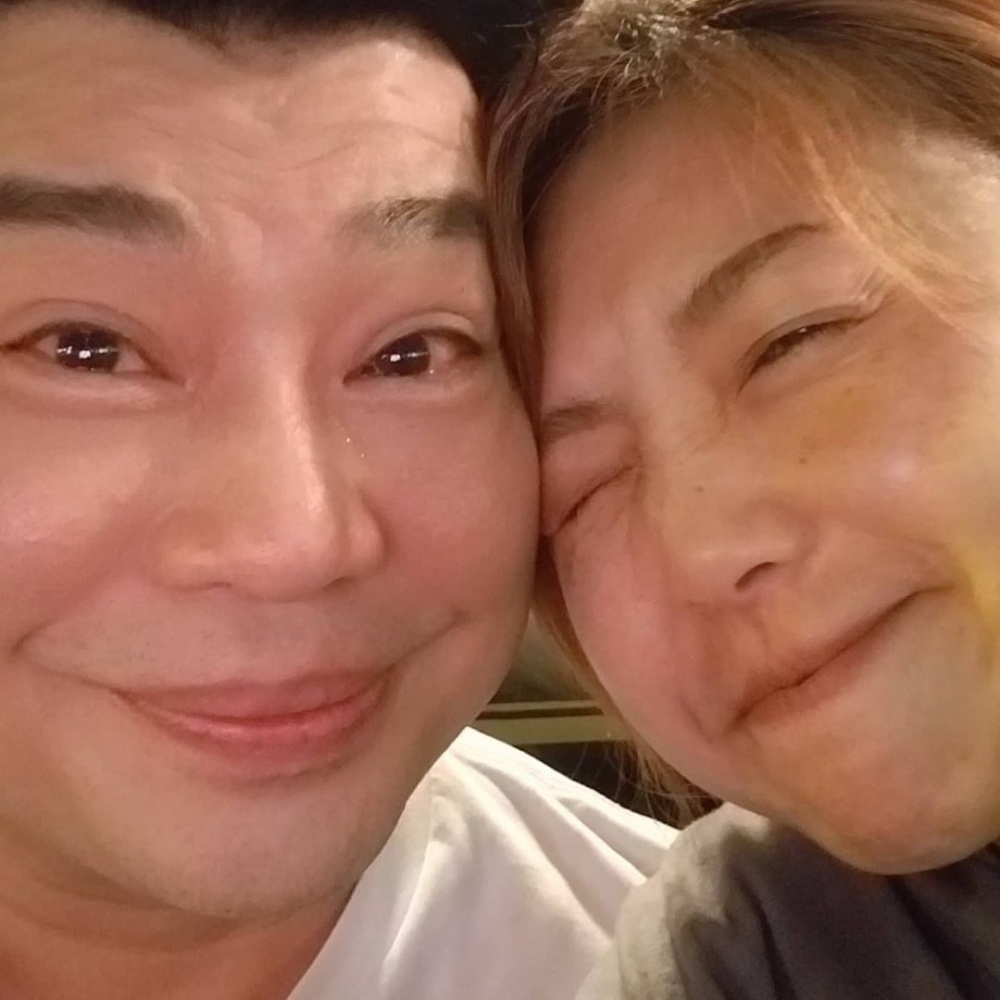 二人因此而傳出緋聞，而男方曾經揚言對方「過咗50歲都未結婚就娶梅小惠」