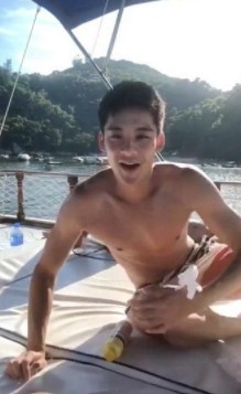 佢哋一齊出海玩，而余德丞就大喊「我愛陳瀅！」