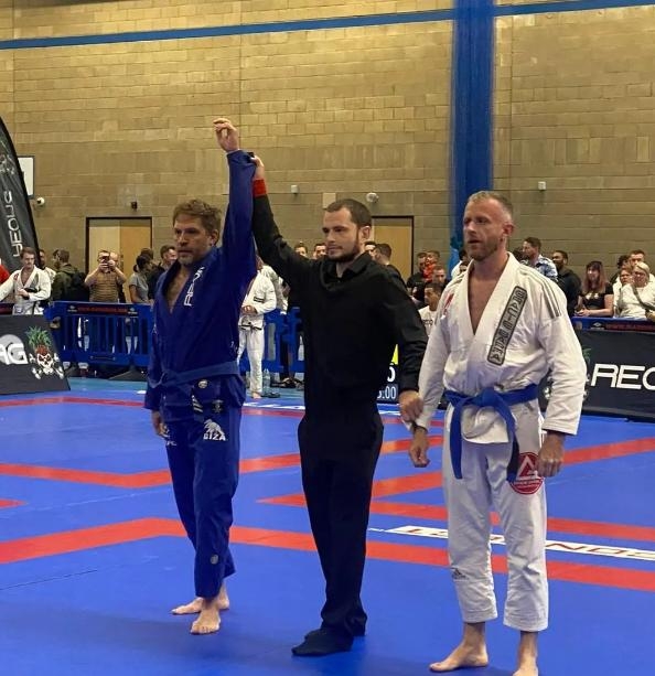 退役軍人Danny Appleton大讚Tom Hardy非常强，並開玩笑表示如果不投降，擔心自己的手臂會被他扭斷。