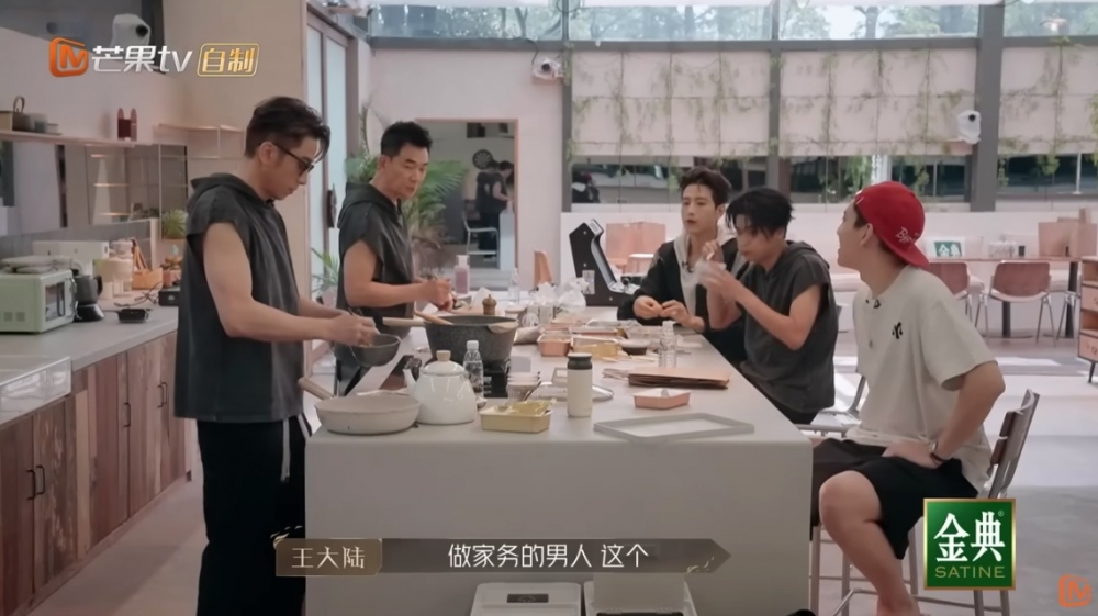 喺宿舍內吳卓羲仲大晒廚藝,為哥哥們煮蛋炒飯,王大陸大讚佢係做家務嘅男人