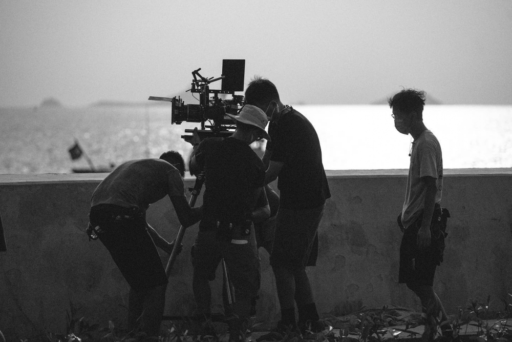 屯門浩和街因開闊的沿海堤壩、種滿棕櫚樹的大草地及燈塔而聞名，係超人氣的打卡景點！