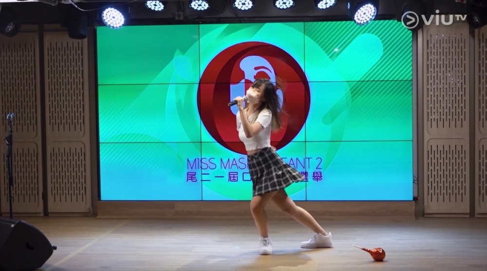 5號參賽者表演唱《Candy Ball》,但波板糖道具卻居然擺咗喺地下?!相信係為咗更加投入表演~