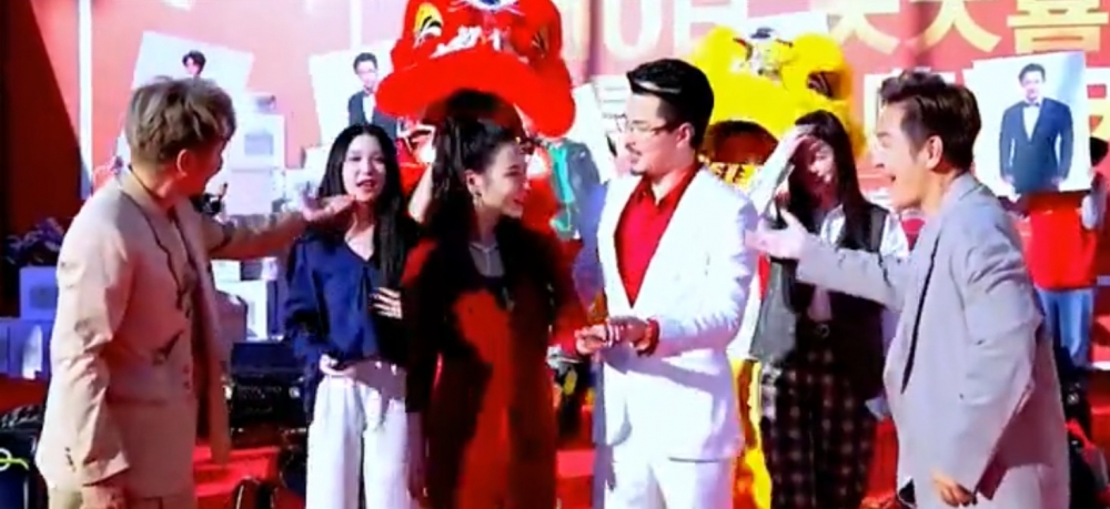 其後佢哋就分別企喺夫婦嘅身旁