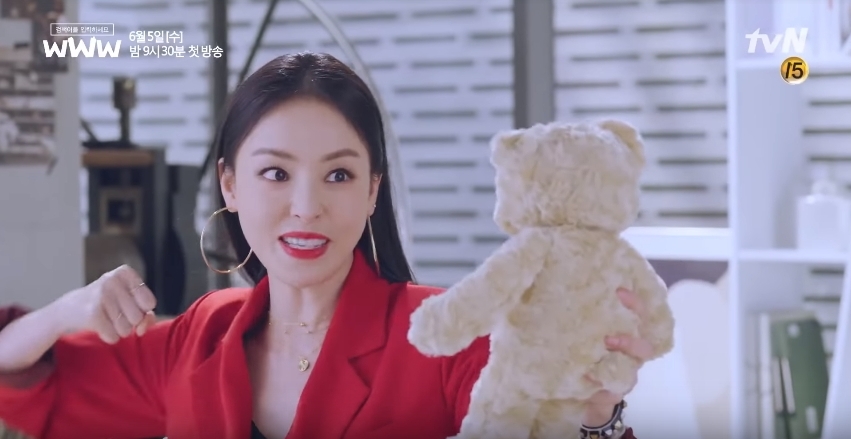 太多公仔就可以將貨色紙剪好後，貼於公仔嘅腳底或者底下