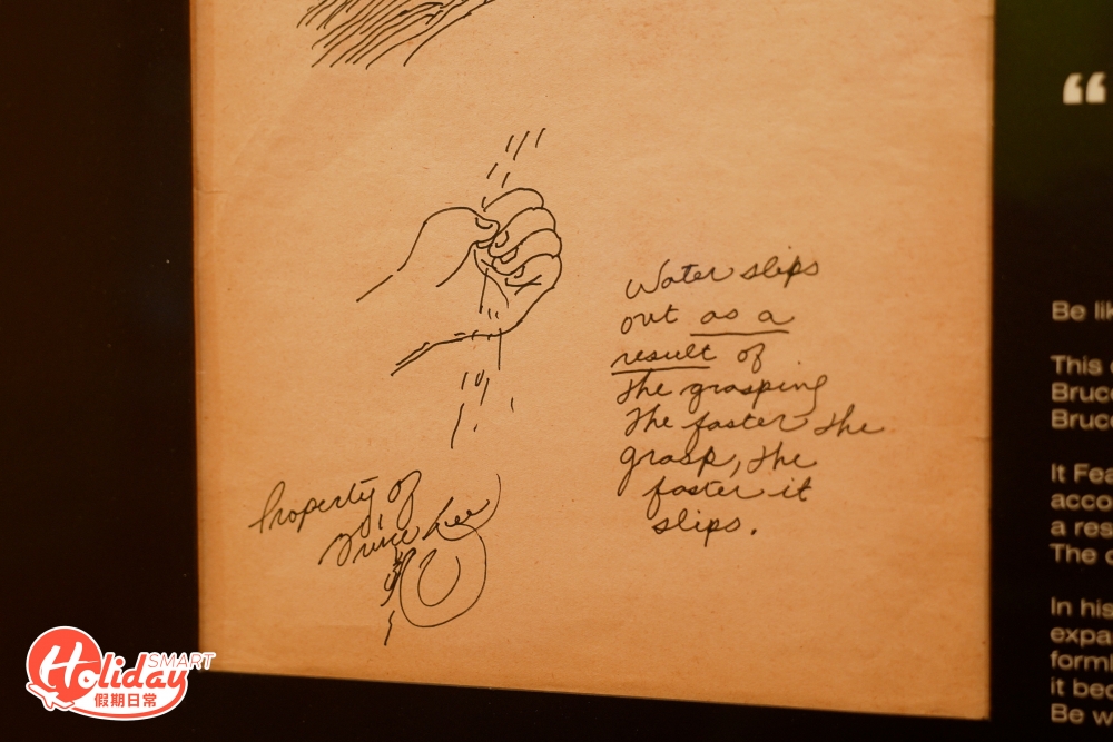 展覽中首次展出李小龍真跡，包括手書「似水無形」的哲學理念。