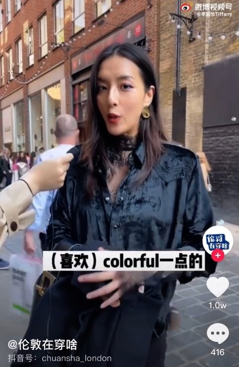 上年佢接受街訪,而佢嘅外貌同以前並冇太大分別,獲網民大讚美貌依舊!