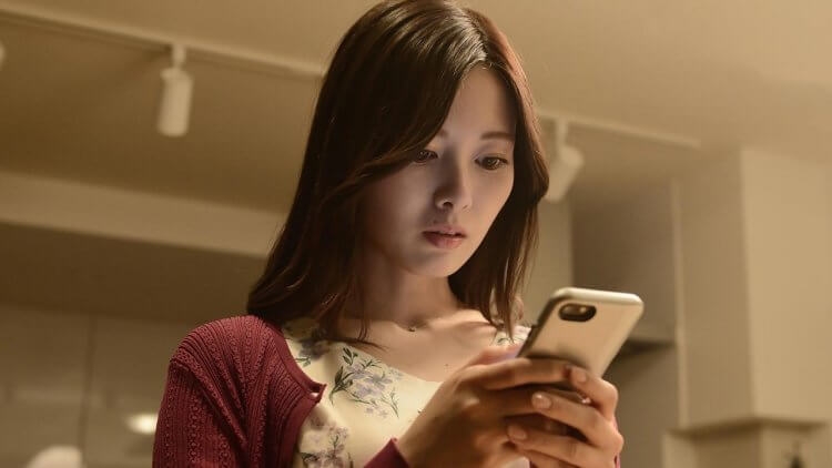 港女發現媽媽手機有閉路電視的應用程式。